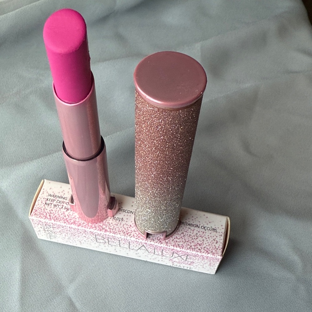 Bella Luxx Glittering Fuchsia Lipstick matte